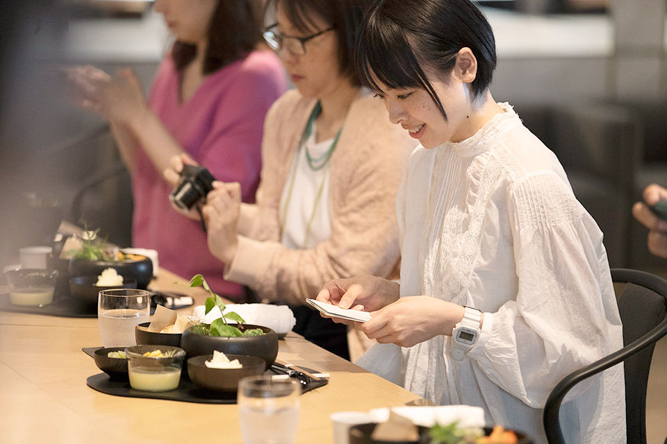 五季膳の会 結実の季節 種 根 葉 花 実 野菜の一生 を 作り手の物語とともに味わう夜 The Tables 記事 Shiseido The Tables Shiseido The Store 資生堂