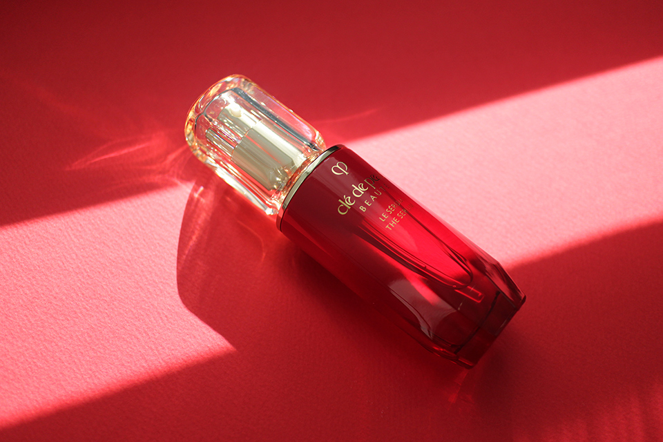 なめらかでやわらかな肌へ導く美容液｜赤の限定ボトルのクレ・ド・ポー 